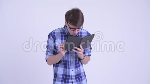 年轻时髦男人用书遮住脸视频的预览图