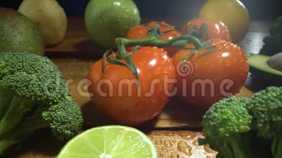 木头上的蔬菜生物健康食品草药和香料木材有机蔬菜视频的预览图