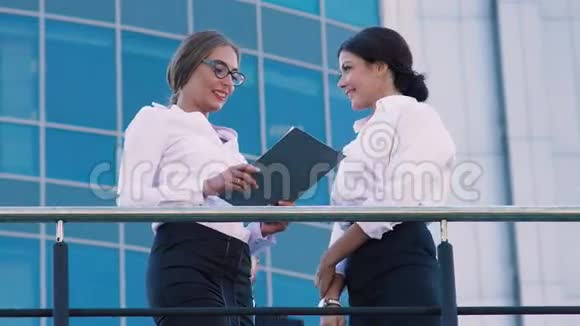 两个有魅力的商务女性在户外和商务男士见面视频的预览图