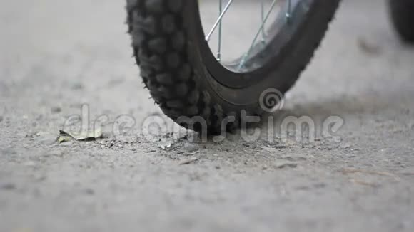 自行车轮特写视频的预览图