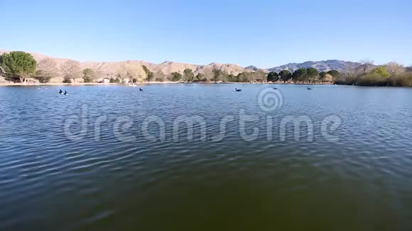 沙漠山景背景下的湖泊公园视频的预览图