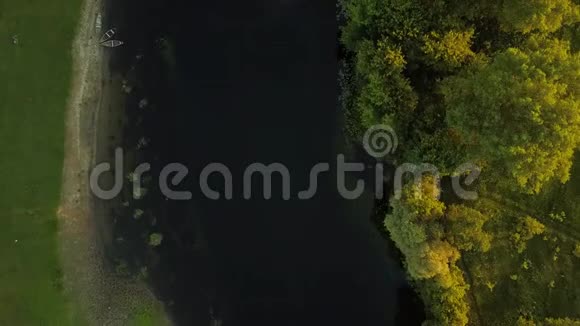 飞越Seim河乌克兰被树木包围从顶部的空中拍摄视频的预览图