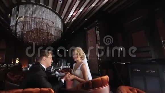 豪华餐厅的新娘和新郎视频的预览图