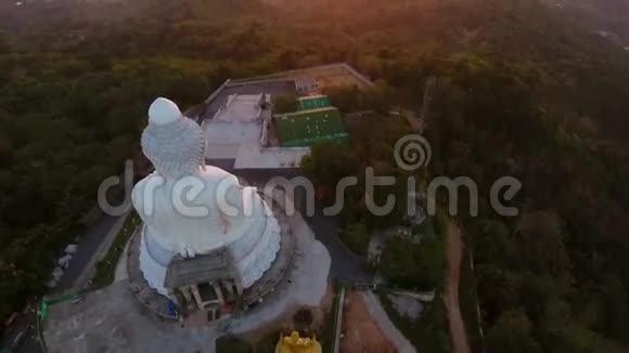 美丽的金色日出在白大佛雕像寺高清航空视野泰国普吉岛视频的预览图