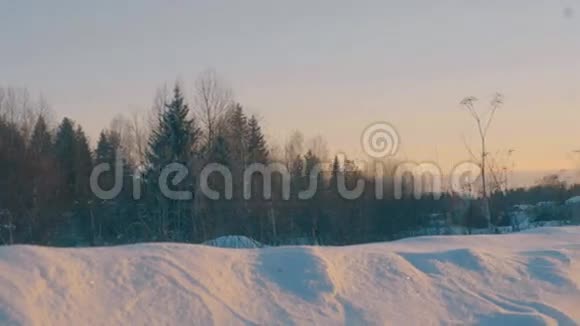 冬天的村庄小教堂日落视频的预览图