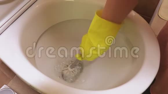 女人用刷子刷干净的马桶视频的预览图