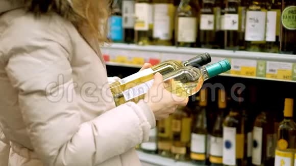 一个年轻的女人在超市买酒视频的预览图