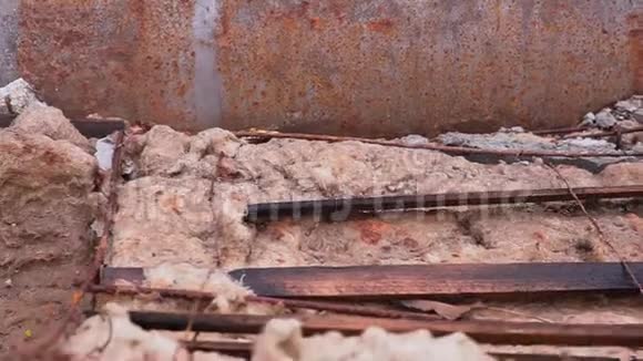 废墟建筑一堆石头混凝土和配件的纹理视频的预览图