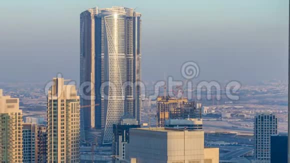 傍晚时分迪拜市区在明亮的黄色夕阳下视频的预览图