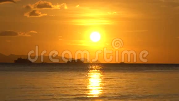 在金色夕阳下航行的船影视频的预览图