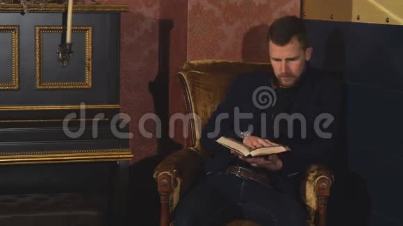 坐在椅子上看书的人视频的预览图