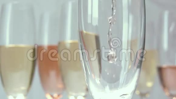 玫瑰香槟在运动中缓慢地倒入玻璃杯中视频的预览图