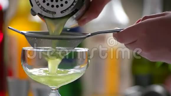 绿色饮料通过筛子倾泻视频的预览图