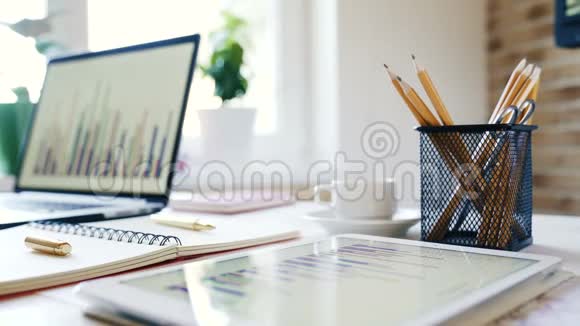 商人的工作场所书桌配有笔记本电脑平板电脑笔记本等配件视频的预览图