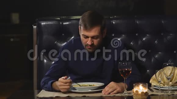 一个严肃的人在餐馆吃饭午餐喝葡萄酒视频的预览图