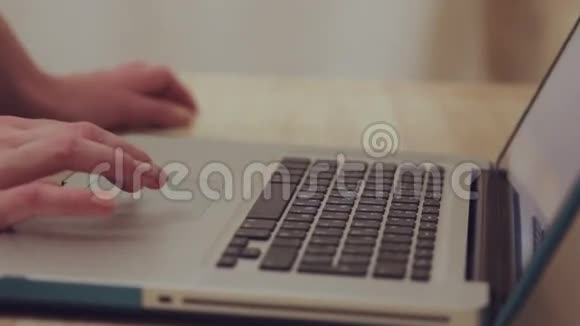 女人在笔记本电脑上打字快关门视频的预览图