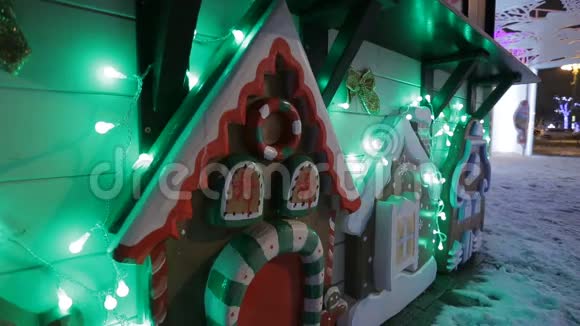 节日冬季街道上装饰姜饼屋视频的预览图
