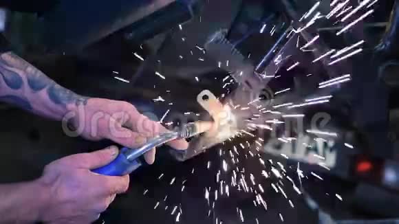 摩托车车库里的焊机火花视频的预览图