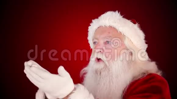 圣诞老人正在制作神奇的圣诞礼物视频的预览图