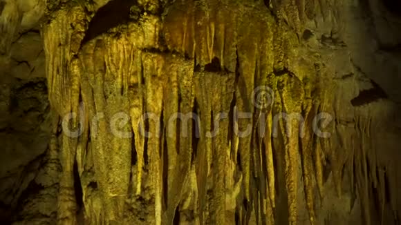 喀斯特洞穴石笋和石笋视频的预览图