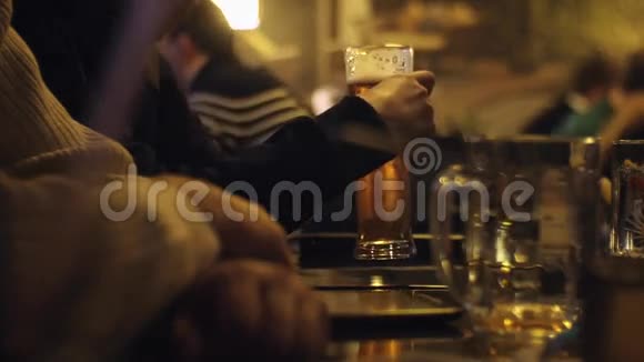 人们晚上坐在酒吧喝啤酒视频的预览图