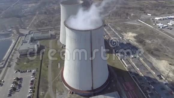 飞越工厂产生热能的大管道视频的预览图