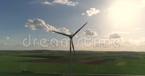 日落背景下的风力发电机傍晚日落背景下的风力发电机空中视频的预览图