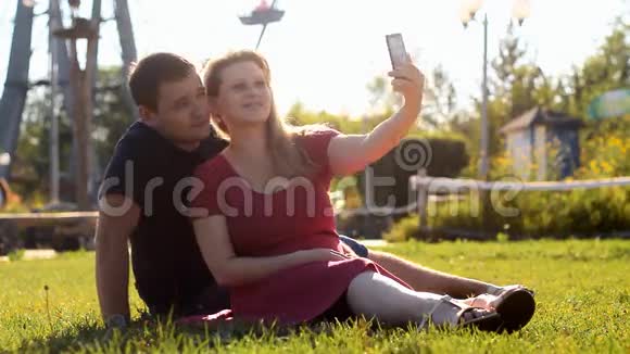 日落时公园里的一家人视频的预览图