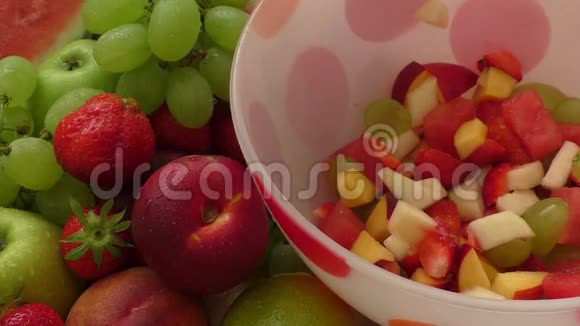 玻璃碗里的健康水果沙拉视频的预览图