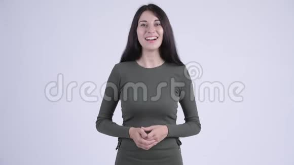 快乐的年轻美女被采访视频的预览图