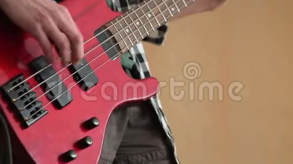 用电吉他演奏音乐视频的预览图