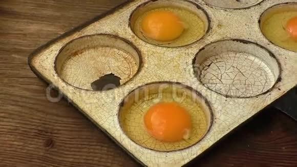 煎锅里的鸡蛋粗鲁的风格视频的预览图