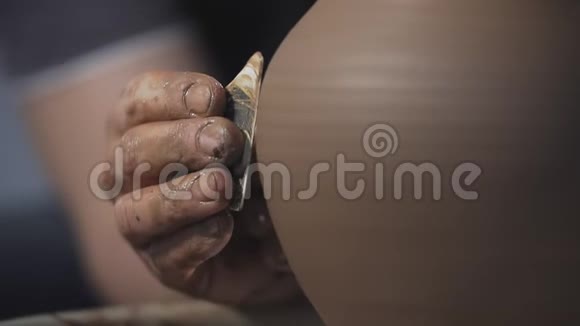 手轻轻创造正确形状的手工粘土波特创造产品视频的预览图
