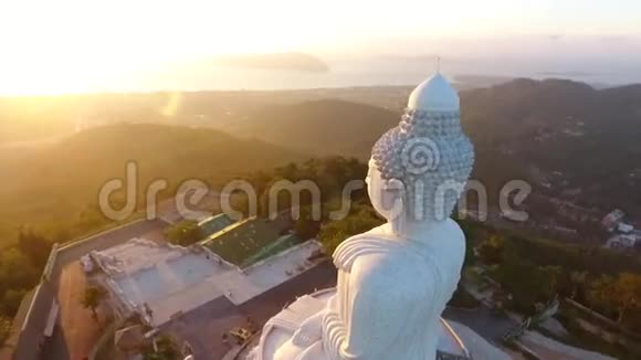 美丽的金色日出在白大佛雕像寺高清航空视野泰国普吉岛视频的预览图
