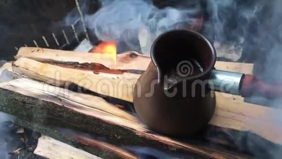 在火柴火上的火鸡咖啡视频的预览图