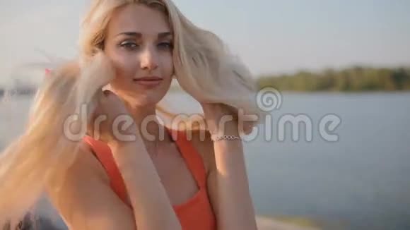 女人在河堤上休息视频的预览图