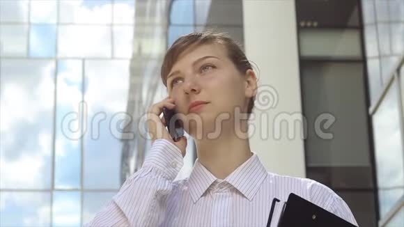 年轻的女人用电话说话视频的预览图