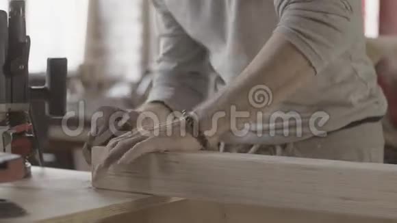 木工用专用海绵打磨长木板边缘制造商视频的预览图