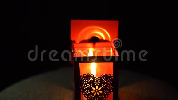 蜡烛在一个黑色背景的灯笼中熄灭特写视频的预览图