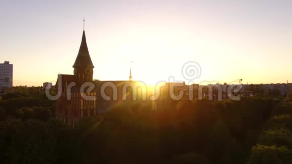 大教堂上空的日出视频的预览图