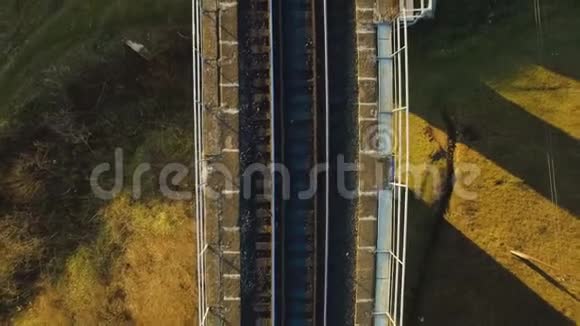 欧洲高地已废弃的高架桥的空中4k视频的预览图