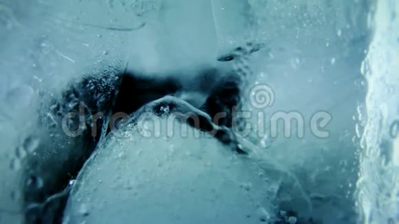 冰冷水气泡视频的预览图