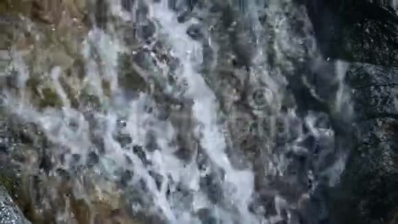 干净的高山饮用水就在石头旁边流动视频的预览图