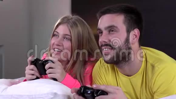情侣在床上玩电子游戏慢动作特写视频的预览图