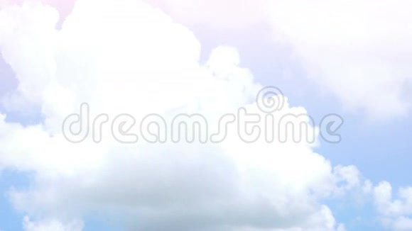 蓬松的云层快速流动为背景视频的预览图