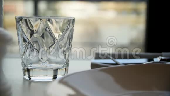 自然背景上的水面玻璃透明面玻璃与威士忌在黑暗的木桌上特写空空视频的预览图