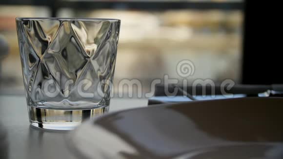 自然背景上的水面玻璃透明面玻璃与威士忌在黑暗的木桌上特写空空视频的预览图