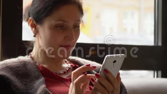 使用手机的女人亲密计划视频的预览图
