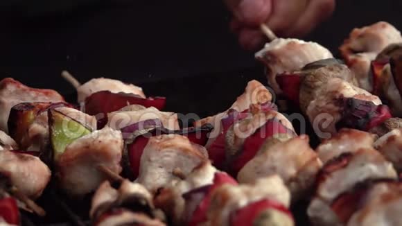 烤架上的肉丝视频的预览图