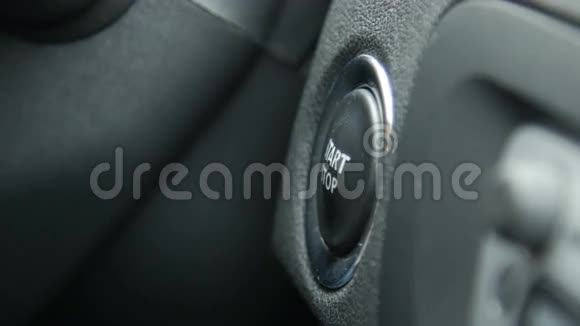 一名女司机按下汽车发动机启停按钮的宏观镜头视频的预览图